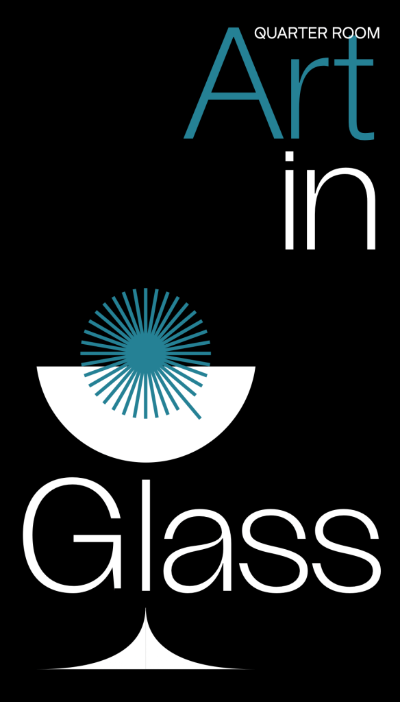 黒背景に白と青のテキストで『QUARTER ROOM Art in Glass』と書かれたグラフィックデザイン